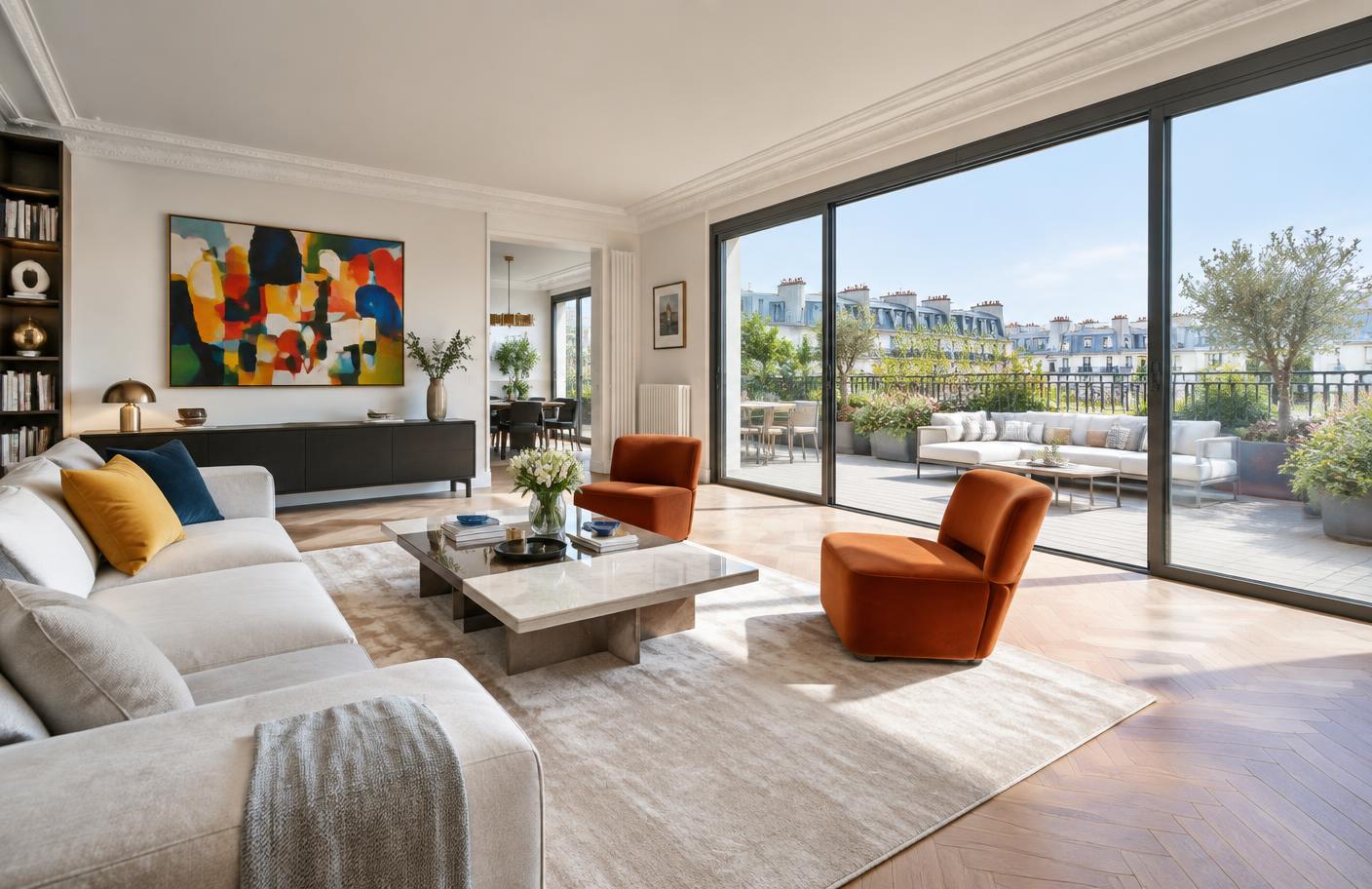 Salon parisien ouvert sur une grande baie vitrée